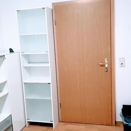 Budget Rooms In Halle With Shared Bathroom, Free Wifi, Netflix & Ipad Buitenkant foto