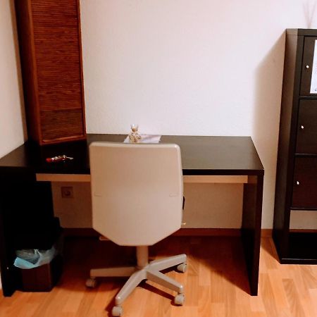 Budget Rooms In Halle With Shared Bathroom, Free Wifi, Netflix & Ipad Buitenkant foto