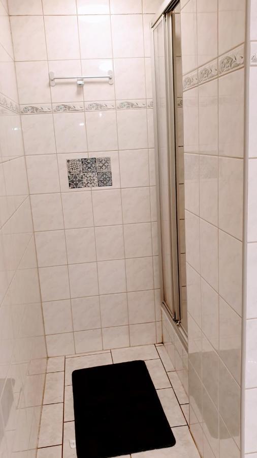 Budget Rooms In Halle With Shared Bathroom, Free Wifi, Netflix & Ipad Buitenkant foto