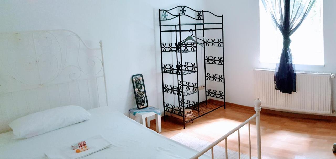 Budget Rooms In Halle With Shared Bathroom, Free Wifi, Netflix & Ipad Buitenkant foto