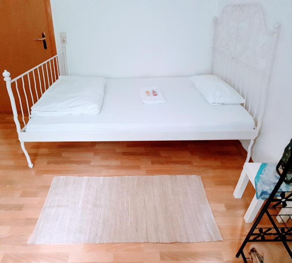 Budget Rooms In Halle With Shared Bathroom, Free Wifi, Netflix & Ipad Buitenkant foto