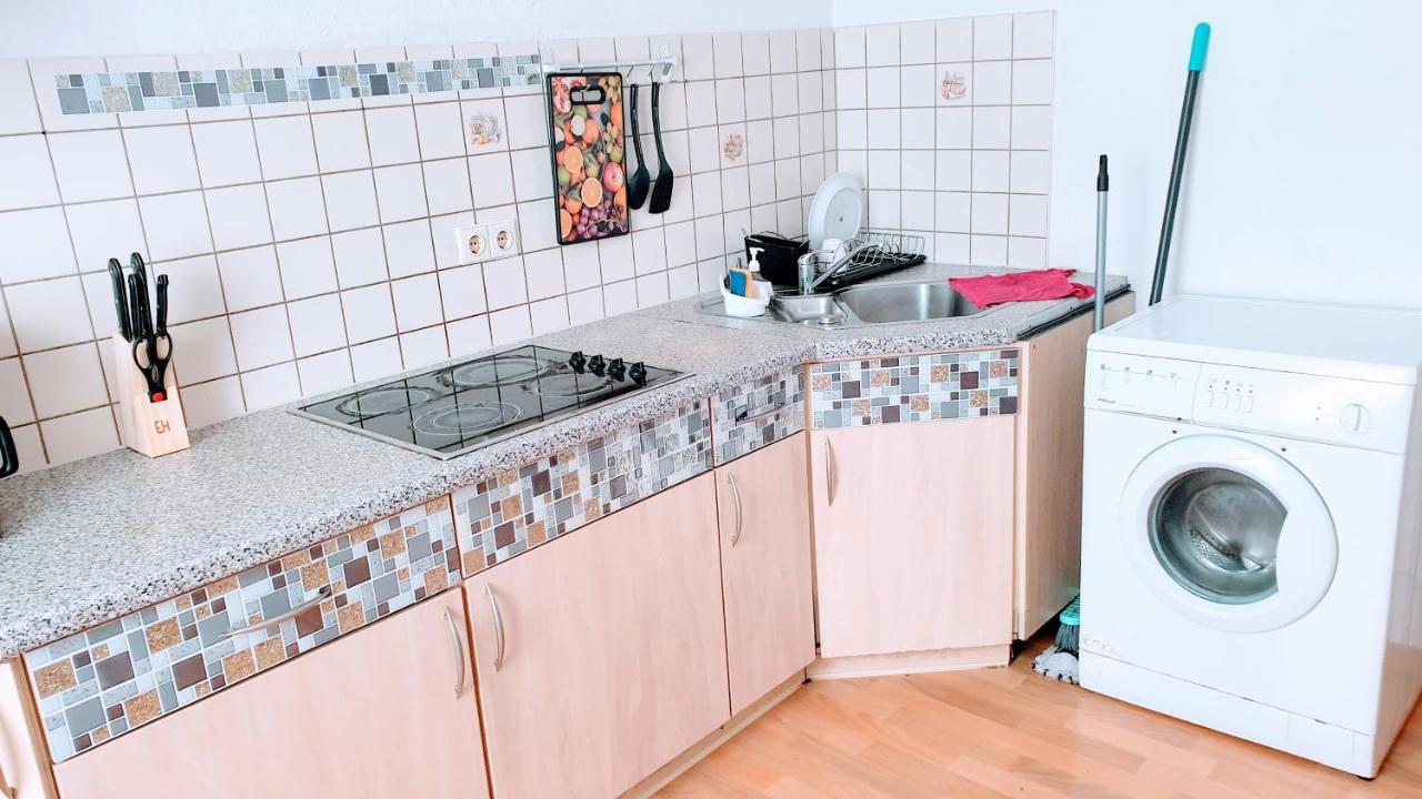 Budget Rooms In Halle With Shared Bathroom, Free Wifi, Netflix & Ipad Buitenkant foto