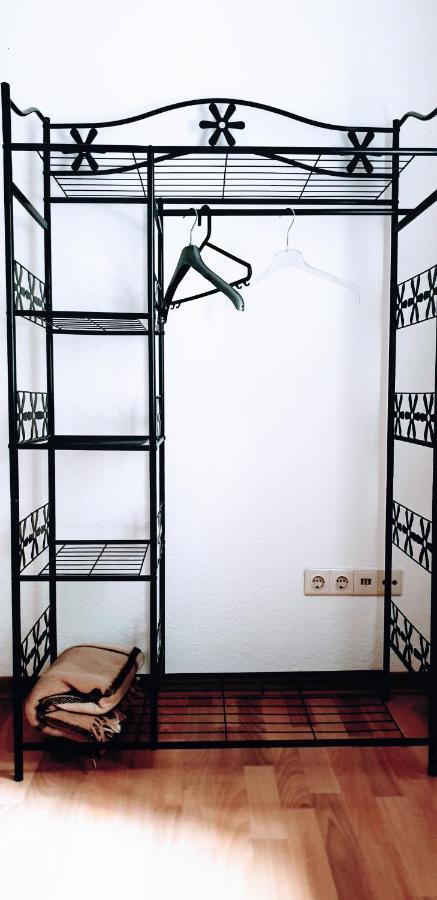 Budget Rooms In Halle With Shared Bathroom, Free Wifi, Netflix & Ipad Buitenkant foto