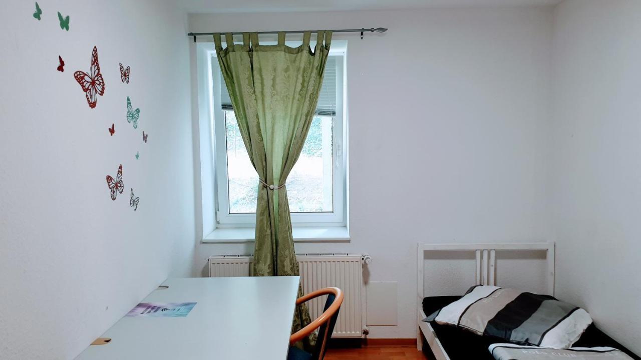 Budget Rooms In Halle With Shared Bathroom, Free Wifi, Netflix & Ipad Buitenkant foto
