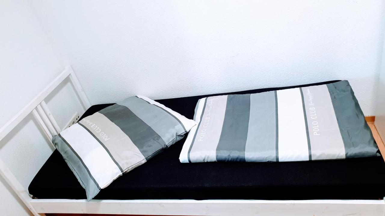 Budget Rooms In Halle With Shared Bathroom, Free Wifi, Netflix & Ipad Buitenkant foto